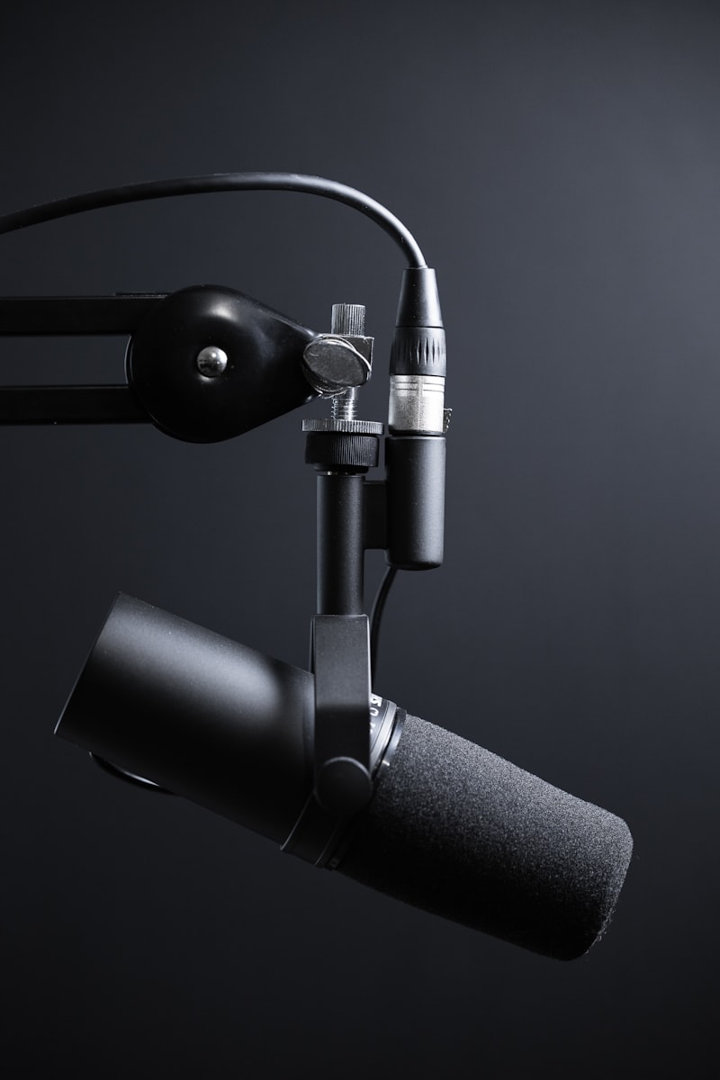 Moderner Podcastaufbau mit hochwertigen Mikrofonen für Interviews